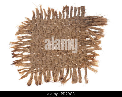 Piccolo pezzo di vecchia tela, tessuto di Hesse con bordi sfilacciati, isolato su bianco. Vecchio, logoro e firmato. Il sacco. Foto Stock