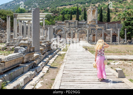 Donna bionda a piedi nella untere agora alla biblioteca di Celso a Efeso, Izmir, Turchia Foto Stock