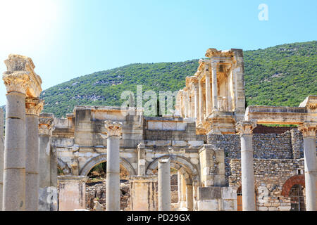 Biblioteca di Celso e Untere agora area nella antica città di Efeso, Izmir, Turchia Foto Stock