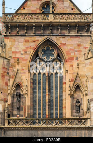 Facciata gotica di San Martino la chiesa collegiata di Colmar, Francia Foto Stock