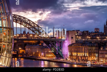 Tyne Bridge e notte cityscape sotto colorato tramonto, Newcastle upon Tyne, England, Regno Unito
