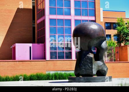 Chicago, Illinois, Stati Uniti d'America. La scultura "Energia nucleare" di Henry Moore sul campus della University of Chicago. Foto Stock