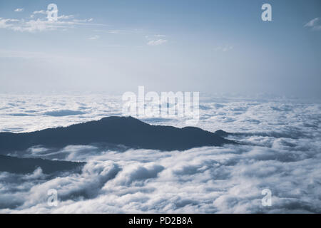 Silhouette di montagna sopra le nuvole di sunrise, vista dall'alto vista sulle montagne Foto Stock