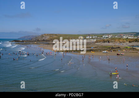 Bude, Cornwall, Regno Unito. Vacanzieri godere il caldo estivo e il mare. Summerleaze Beach in primo piano e Crooklets Beach in background Foto Stock