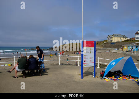 Bude, Cornwall, Regno Unito. Regno Unito Meteo. I vacanzieri godere il caldo a Crooklets Beach a Bude, Regno Unito Foto Stock