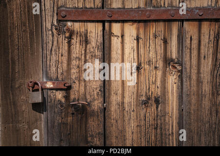 Vecchio abbandonato porta chiusa con lucchetto arrugginito Foto Stock
