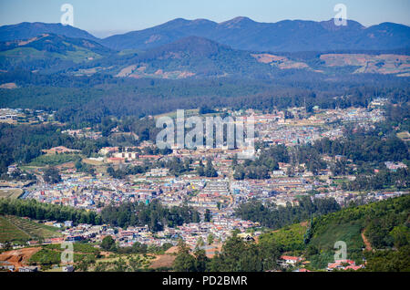 Splendida vista della valle di Ooty dal picco di Doddabetta in Tamil Nadu, India Foto Stock