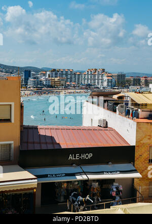 I turisti in vacanza sul popolare Platja Nord a Peniscola Beach Resort sul Mare Mediterraneo, Castellon, Spagna Foto Stock