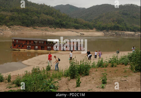 Nord Laos: Mekong Sun nave da crociera escursione al divieto Huay Daue Village Foto Stock