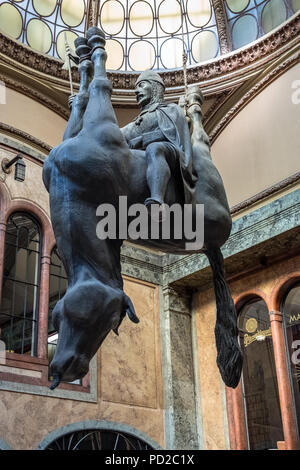 Re Venceslao su un dead capovolto cavallo in Lucerna Palace shopping mall a Praga, Repubblica Ceca Foto Stock