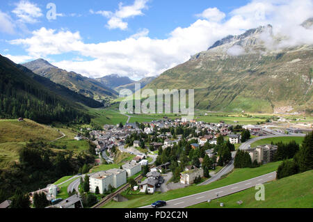 Paesaggio di montagna a Andermatt nel cuore delle alpi svizzere. Foto Stock