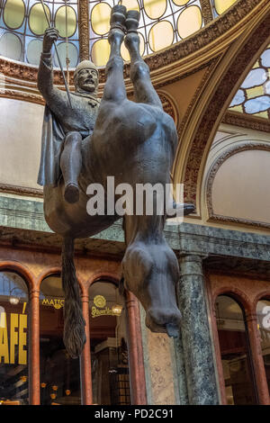 Re Venceslao su un dead capovolto cavallo in Lucerna Palace shopping mall a Praga, Repubblica Ceca Foto Stock