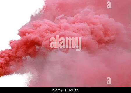 Fumo rosso, isolato su sfondo bianco. Foto Stock