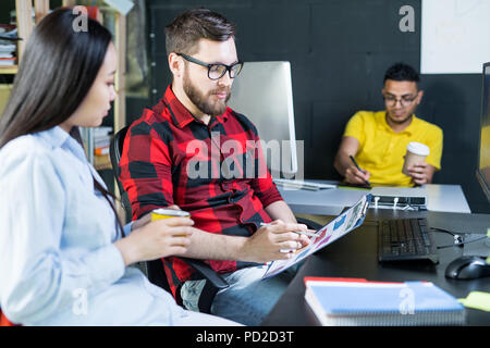 Giovani creativi in Office Foto Stock