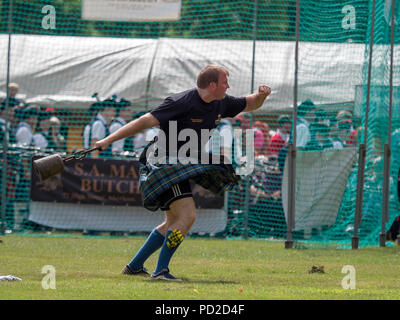 A Aberlour, Scozia - 06 August, 2018: un concorrente del peso per distanza evento pesanti presso l'Highland Games a Aberlour, Scozia Foto Stock