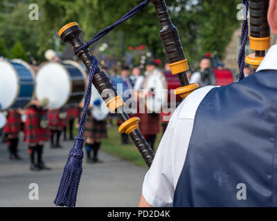 A Aberlour, Scozia - 06 August, 2018: bande di cornamuse a giocare nella piazza del paese dopo i Giochi delle Highland a Aberlour, Scozia. Foto Stock