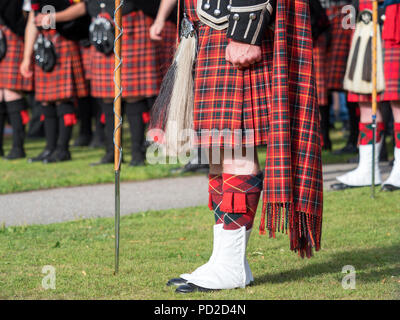 A Aberlour, Scozia - 06 August, 2018: bande di cornamuse a giocare nella piazza del paese dopo i Giochi delle Highland a Aberlour, Scozia. Foto Stock