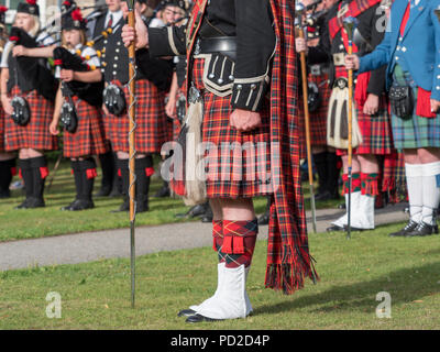 A Aberlour, Scozia - 06 August, 2018: bande di cornamuse a giocare nella piazza del paese dopo i Giochi delle Highland a Aberlour, Scozia. Foto Stock