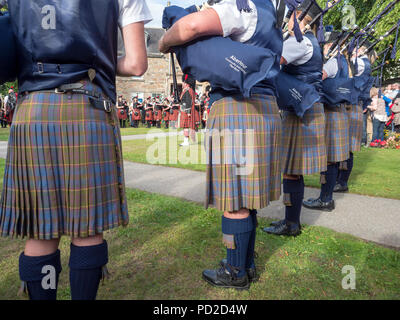 A Aberlour, Scozia - 06 August, 2018: bande di cornamuse a giocare nella piazza del paese dopo i Giochi delle Highland a Aberlour, Scozia. Foto Stock