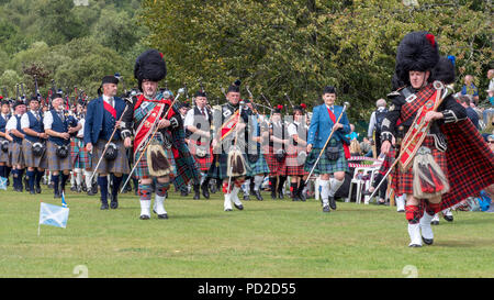 A Aberlour, Scozia - 06 August, 2018: bande di cornamuse presso l'Highland Games a Aberlour, Scozia. Foto Stock