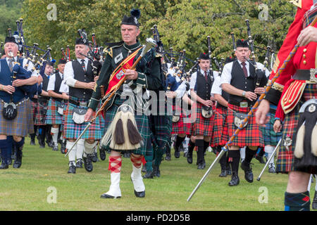 A Aberlour, Scozia - 06 August, 2018: bande di cornamuse presso l'Highland Games a Aberlour, Scozia. Foto Stock