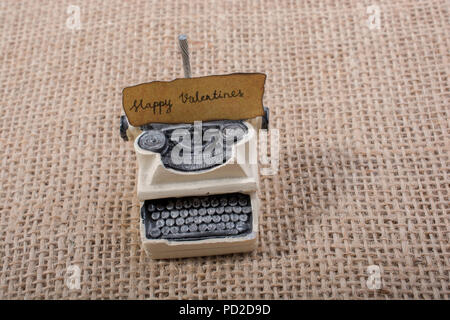 Il giorno di San Valentino testo sulla macchina da scrivere strappati come concetto di amore Foto Stock