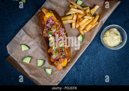Grigliata di hotdog con verdure e patate fritte Foto Stock