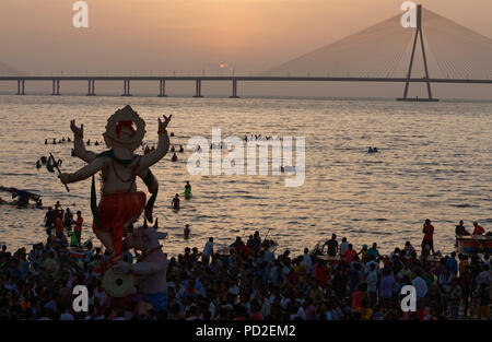 Ganesha idolo alla processione che termina alla spiaggia per immersione del Ganesha idolo in Ganesh Festival celebrazione in Mumbai, India. Foto Stock