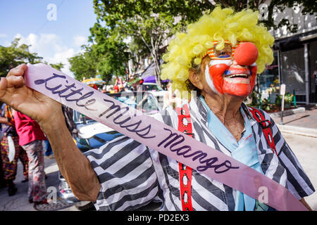 Miami Florida,Miami Dade County,Coconut Grove,King Mango Strut,annuale,evento della comunità,sfilata,satira,parodia,clown,anziani anziani cittadini anziani p Foto Stock