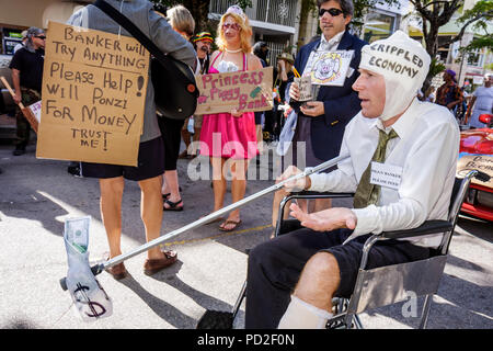 Miami Florida,Miami Dade County,Coconut Grove,King Mango Strut,annuale,parata della comunità,satira,parodia,uomo uomo maschio,donna donna femmina donne,gruppo,divertente,umorismo Foto Stock