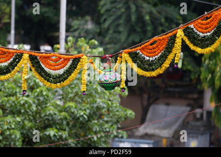 Gruppi di persone "Govinda' godendo il Dahi Handi festival per celebrare il dio Krishna la nascita in Mumbai in India. Foto Stock