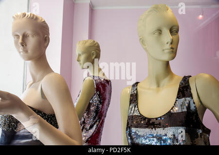 Miami Florida,Miami Dade County,Coral Gables,Coral Way,Miracle Mile,boutique,store,negozi,aziende,quartiere,negozio,vetrine vendita manichino,femal Foto Stock