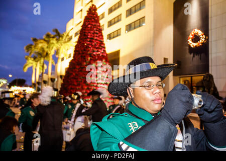 Miami Florida,Miami Dade County,Coral Gables,Junior Orange Bowl Parade,area di sosta,comunità,famiglie genitori figli bambini,evento,yout Foto Stock