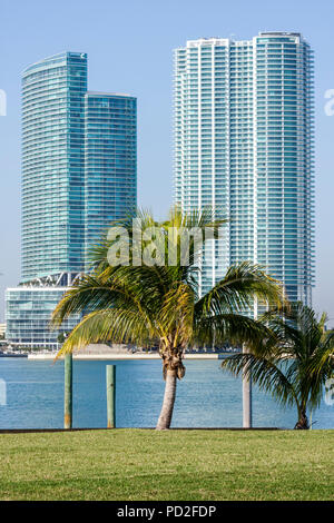 Miami Florida, Biscayne Bay, Watson Island view, Biscayne Boulevard, grattacieli grattacieli edificio edifici condominio appartamento residenziale Foto Stock