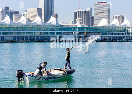 Miami Florida,Biscayne Bay,vista Watson Island,Government Cut,skyline,lungomare,Porto di Miami,terminal navi da crociera,uomo ispanico uomini maschio adulti, Foto Stock