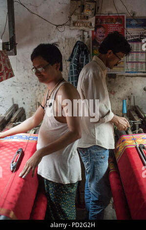 Filatura della seta workshop nel distretto di tessitori di Varanasi, Uttar Pradesh, India Foto Stock