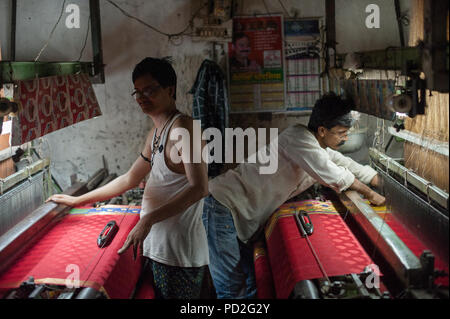 Filatura della seta workshop nel distretto di tessitori di Varanasi, Uttar Pradesh, India Foto Stock