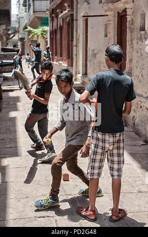 Ragazzi giocare a cricket nelle strade di Varanasi, Uttar Pradesh, India Foto Stock