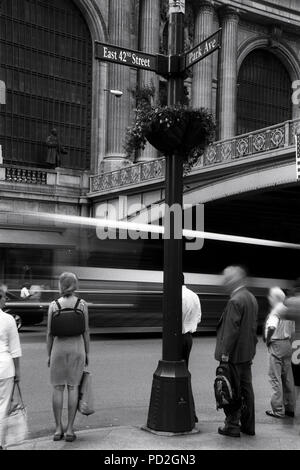 I Newyorkesi in piedi su Park Avenue e la 42th street Foto Stock