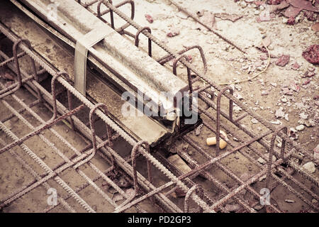 Sito in costruzione per la riparazione di strade e ferrovie tram della città Foto Stock