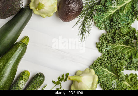 Assortimento di verdure verdi su sfondo bianco, vista dall'alto. Frutta e verdura contenente clorofilla. Foto Stock