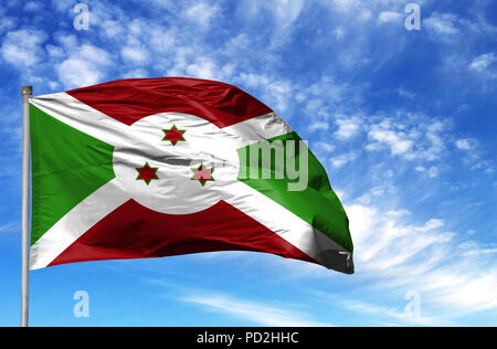 Bandiera nazionale del Burundi su un pennone di fronte blu cielo. Foto Stock