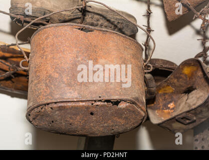 Ziano di Fiemme, Monte Cauriol, Italia - 23 settembre 2017: Piccolo Museo della Prima Guerra Mondiale: recipiente stagno in cui mangiare i soldati di razioni alimentari Foto Stock