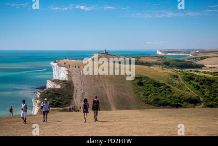 Le persone che si godono il sole e caldo clima estivo a Beachy Head in East Sussex, Regno Unito Foto Stock