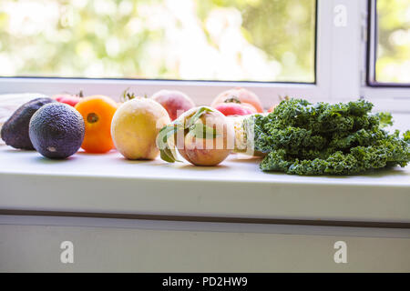 Stagionali estivi di frutta e verdura sul davanzale. Pulire sano concetto di mangiare. Foto Stock