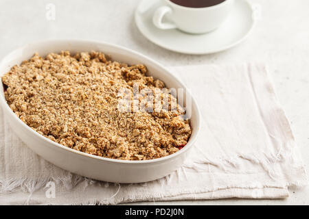 La prima colazione con caffè e torta crumble, sfondo bianco spazio copia e sana colazione concetto. Foto Stock