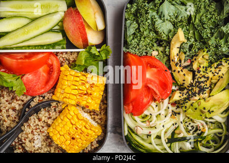 Pasto sano prep contenitori con la quinoa, avocado, mais, zucchine tagliatelle e Kale. Cibo da asporto. Sfondo bianco, vista dall'alto. Foto Stock