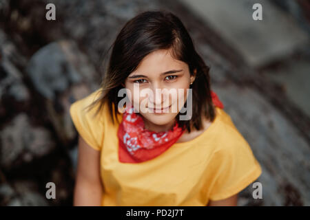 Bella ragazza sorridente godendo calda estate meteo. Foto Stock