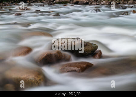 Una lunga esposizione di rapide lungo il fiume.Rize,Turchia. Foto Stock