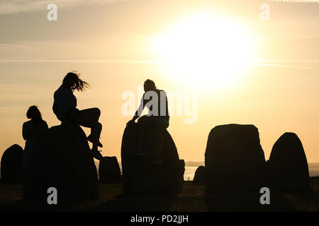 2 agosto 2018 Kaseberga , Svezia Ales Stenar (Ale di pietre) chiamato anche lo svedese Stonehenge complesso alla collina sulla costa del Mar Baltico. Ales Stenat Foto Stock